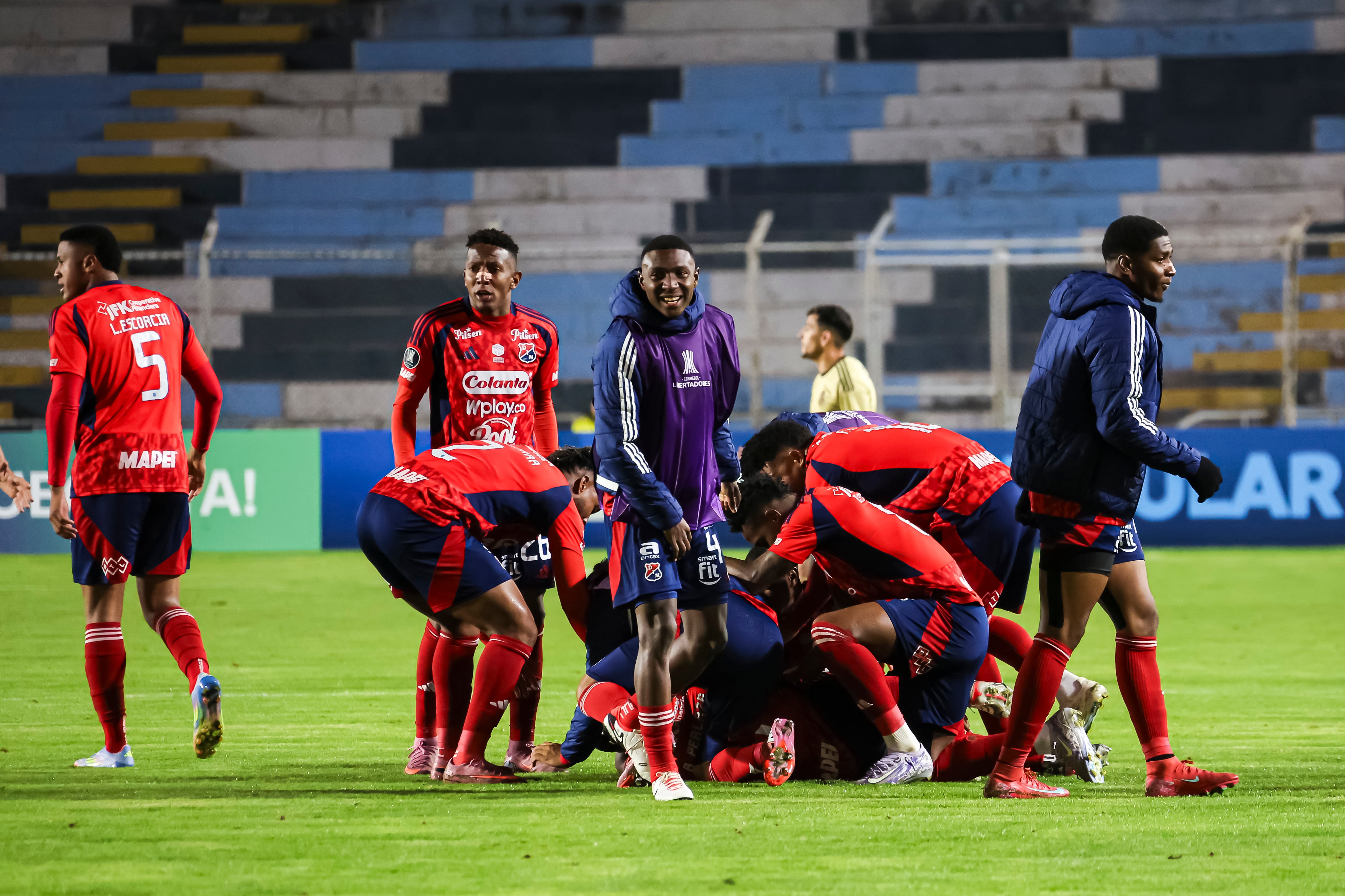 Los jugadores del Medellín celebran su victoria en Cusco. (Photo by José Carlos Angulo/Eurasia Sport Images/Getty Images)