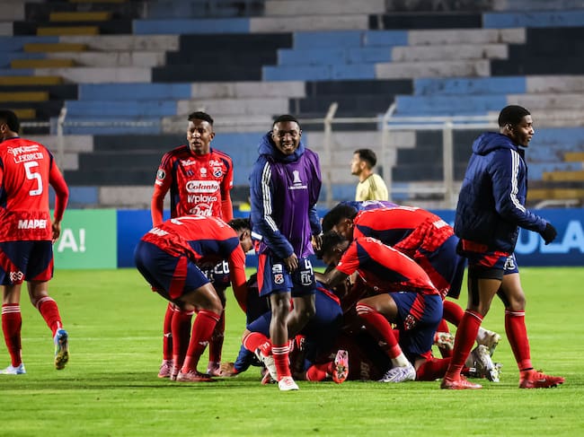 Los jugadores del Medellín celebran su victoria en Cusco. (Photo by José Carlos Angulo/Eurasia Sport Images/Getty Images)