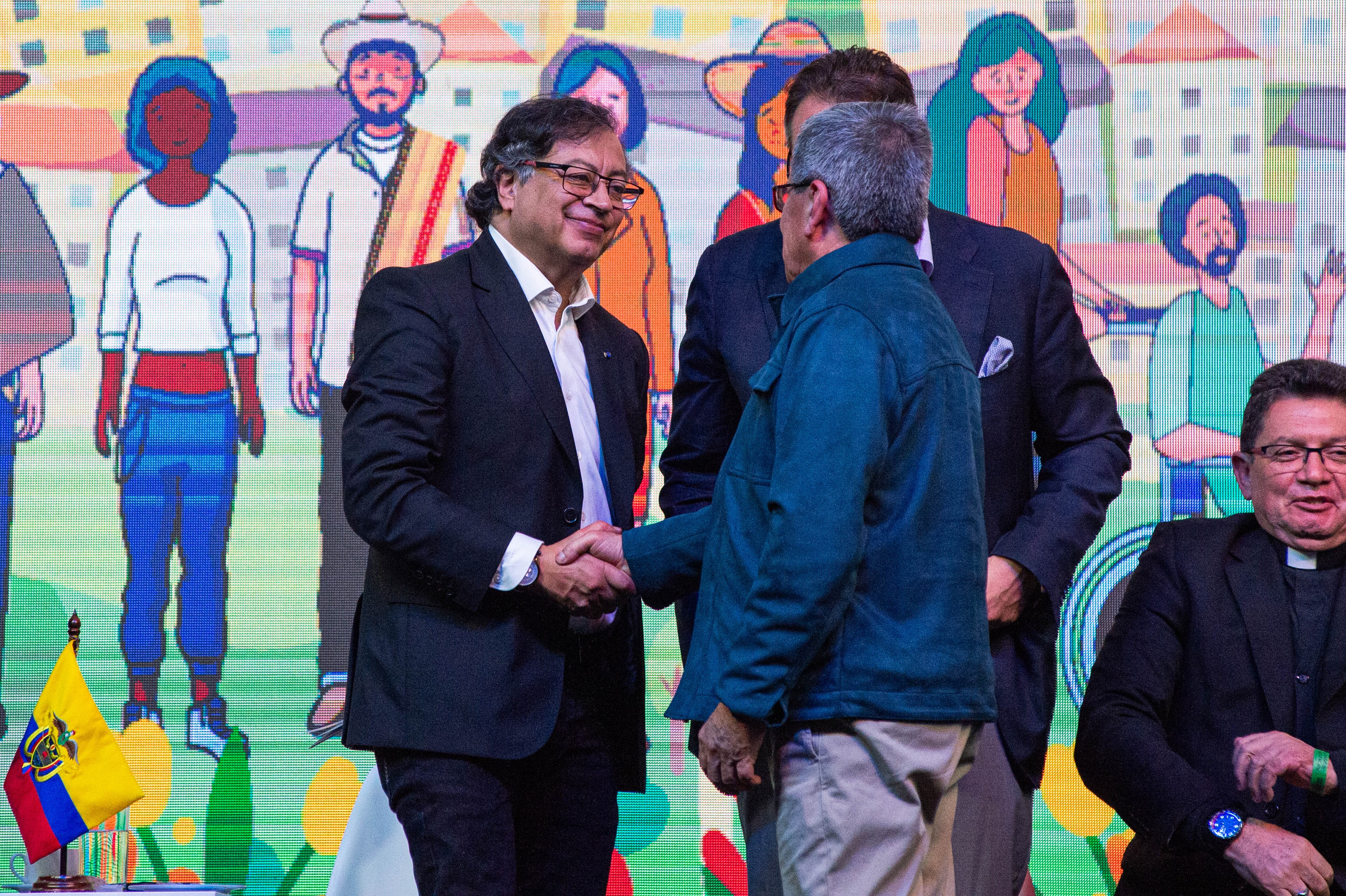 Gustavo Petro saluda a 'Pablo Beltrán', jefe negociador del Ejército de Liberación Nacional (ELN). Sebastian Barros/NurPhoto via Getty Images)