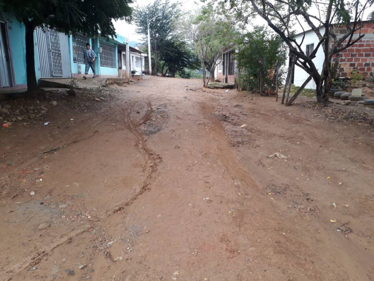 En Manuela Beltrán comunidad reclama pavimentación