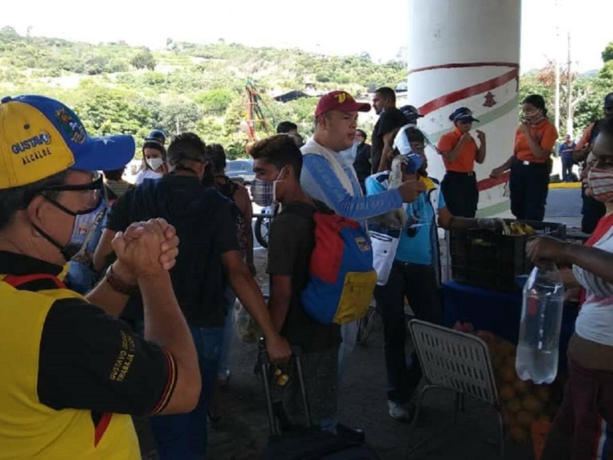 Alcaldes venezolanos realizan labor humanitaria en frontera con caminantes