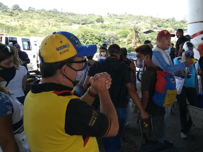 Alcaldes venezolanos realizan labor humanitaria en frontera con caminantes