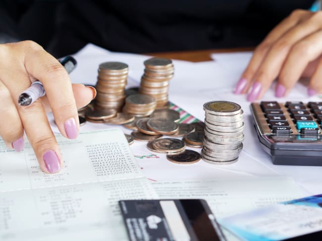 Mujer calculando su declaración de renta - (Getty Images )