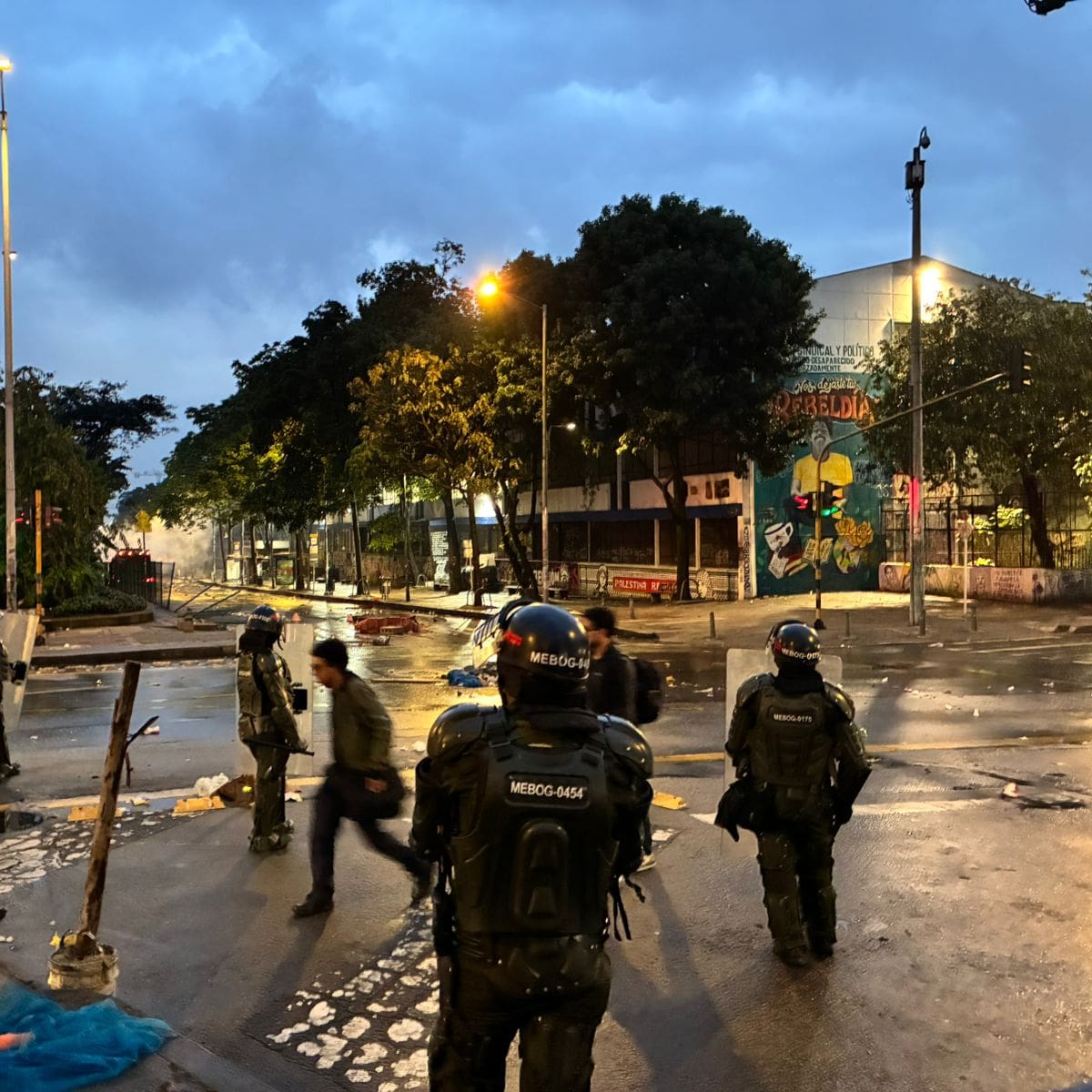 Disturbios frente a la Universidad Pedagógica: enfrentamientos entre encapuchados y el UNDMO