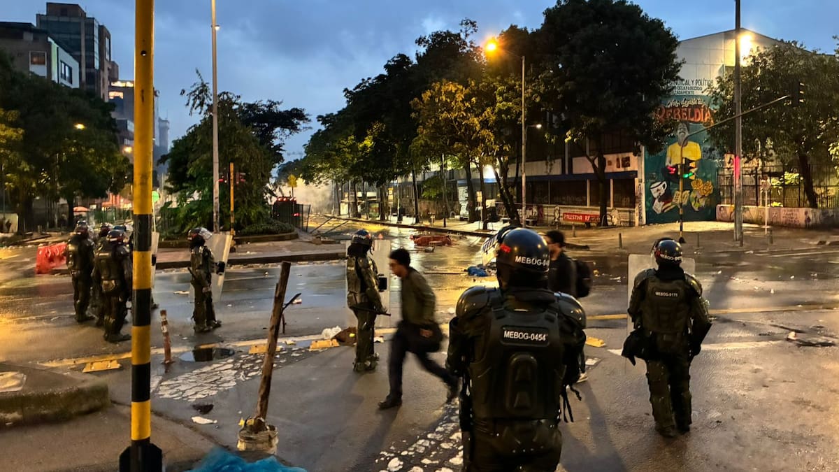 Disturbios frente a la Universidad Pedagógica: enfrentamientos entre encapuchados y el UNDMO