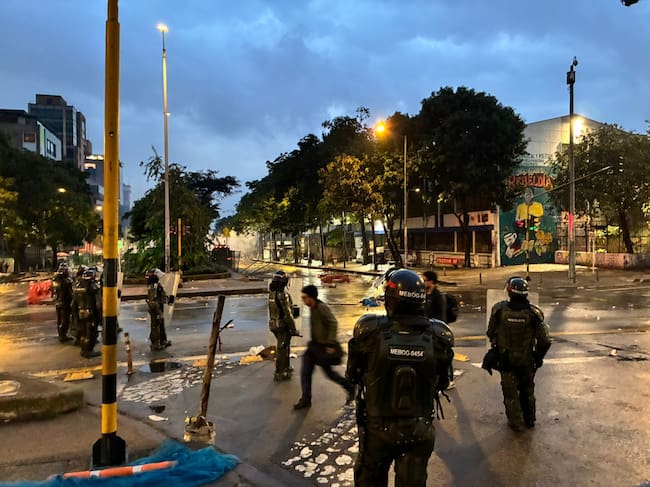 Disturbios frente a la Universidad Pedagógica: enfrentamientos entre encapuchados y el UNDMO