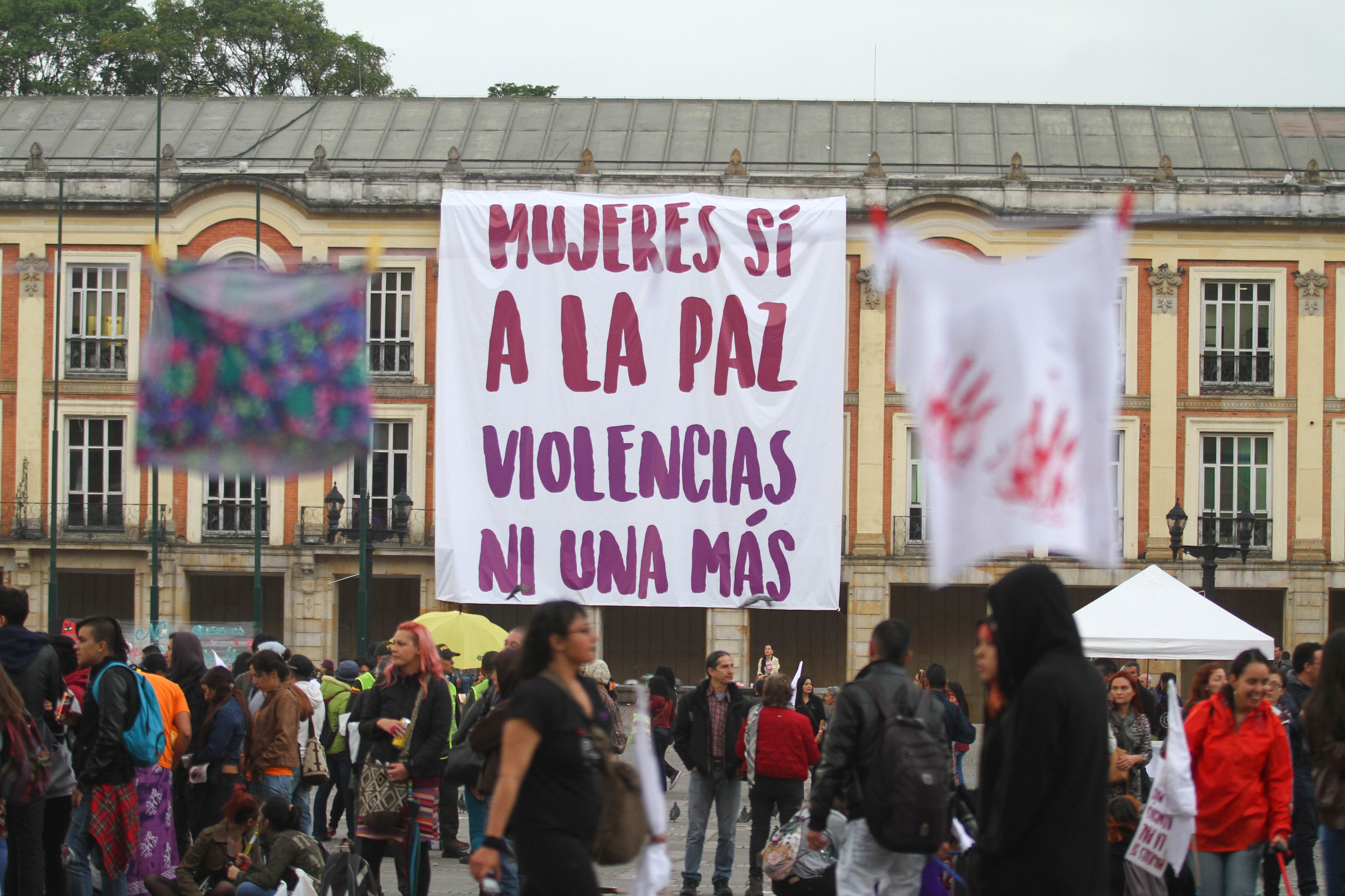 Bogotá, 25 de noviembre de 2016. El 25 de noviembre se conmemora el día internacional contra la violencia de género y en Bogotá, se vivió con una marcha de diferentes activistas en contra del maltrato a la mujer, con los lemas de "ni una más" y "Déjame en paz" (Colprensa - Sofía Toscano)