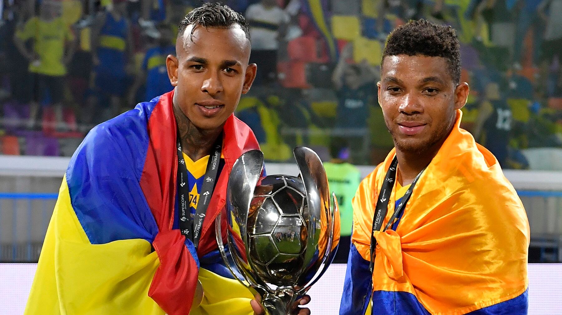 Sebastian Villa y Frank Fabra celebran la Supercopa Argentina 2022 con Boca Juniors (Photo by Hernan Cortez/Getty Images)