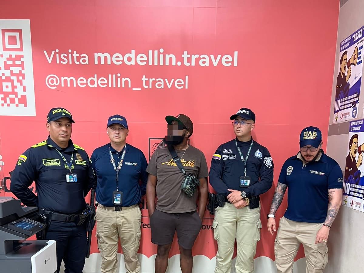 Inadmiten a extranjero creador de contenido que promocionaba fiestas de índole sexuales en Medellín