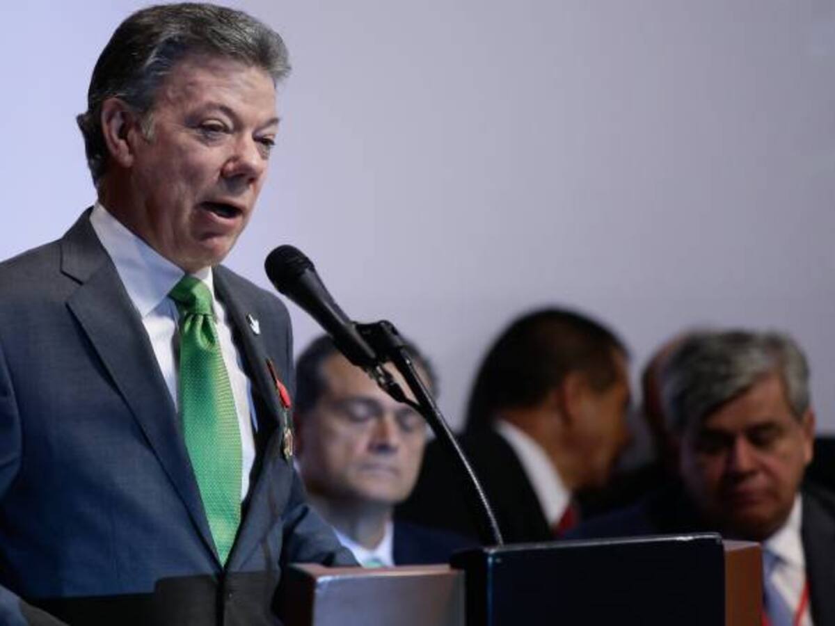 Santos se opone a iniciativa que prohíbe la adopción a parejas del mismo sexo y a solteros