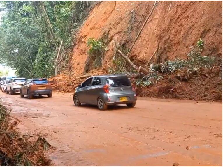 Deslizamiento de tierra autopista Medellín-. Bogotá - foto cortesía