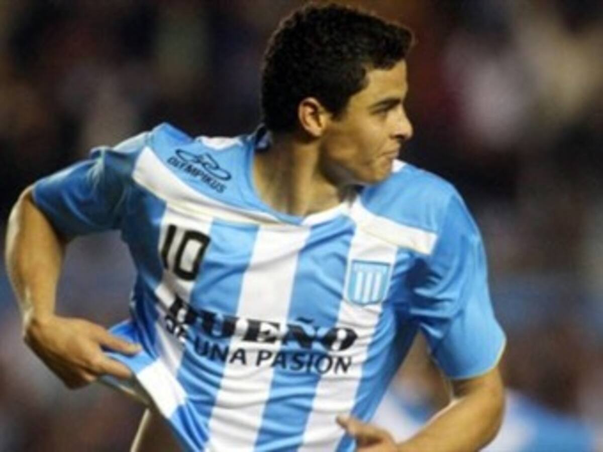 Racing, con brillante actuación de Giovanni Moreno, se acerca a la Libertadores