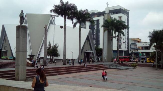 Desde las 5:20AM hasta las 9:00AM Toda la información local en Caracol Radio