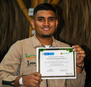 Uno de los beneficiados como Técnico Laboral Agropecuario