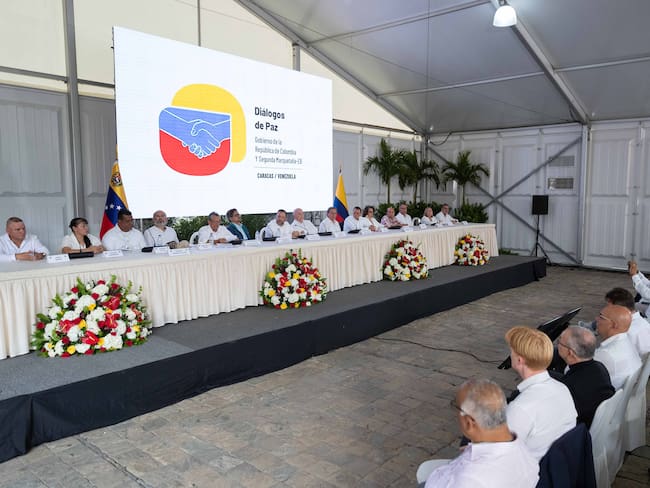 AME6243. CARACAS (VENEZUELA), 24/06/2024.- Fotografía de la reunión de instalación del primer ciclo de negociaciones entre el Gobierno de Colombia con la Segunda Marquetalia este lunes, en Caracas (Venezuela). Las delegaciones del Gobierno de Colombia y la Segunda Marquetalia -disidencia de las FARC integrada por exguerrilleros que abandonaron el acuerdo de paz de 2016- instalaron &quot;formalmente&quot; la mesa de diálogo de paz del primer ciclo de negociaciones, que se prevé dure cinco días, en los que se abordará el desescalamiento del conflicto y las condiciones para la convivencia pacífica, entre otros asuntos. EFE/ Ronald Peña R.