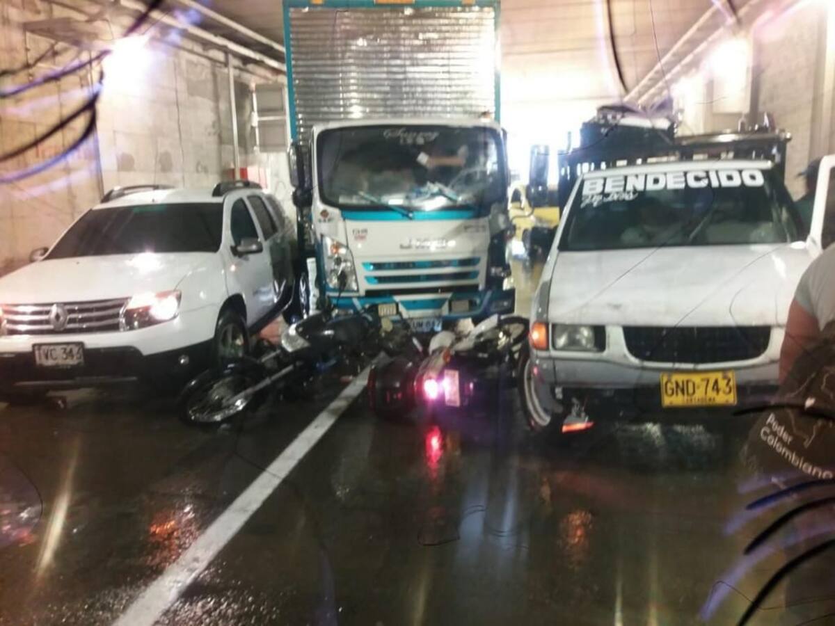 Choque múltiple en túnel de Crespo deja un lesionado