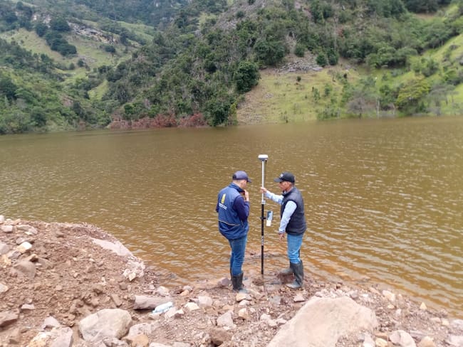 Funcionarios de Gestión del Riesgo realizan la revisión de la laguna de Villa Caro. Cortesía (Comunidad de Villa Caro)
