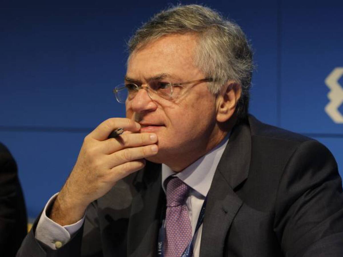 Maduro se sostiene con fusiles y bombas: Moisés Naim