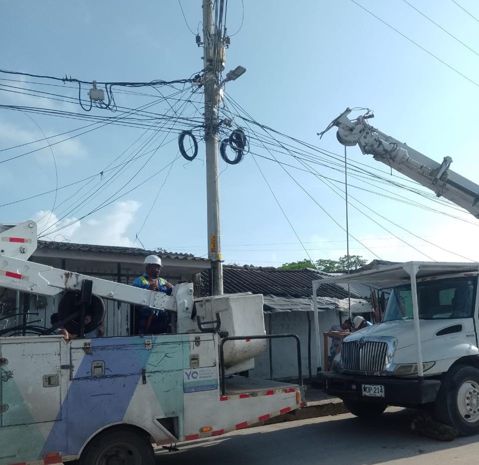 Trabajos de mantenimiento de la empresa de energía Air-e en Barranquilla./ Foto: Air-e