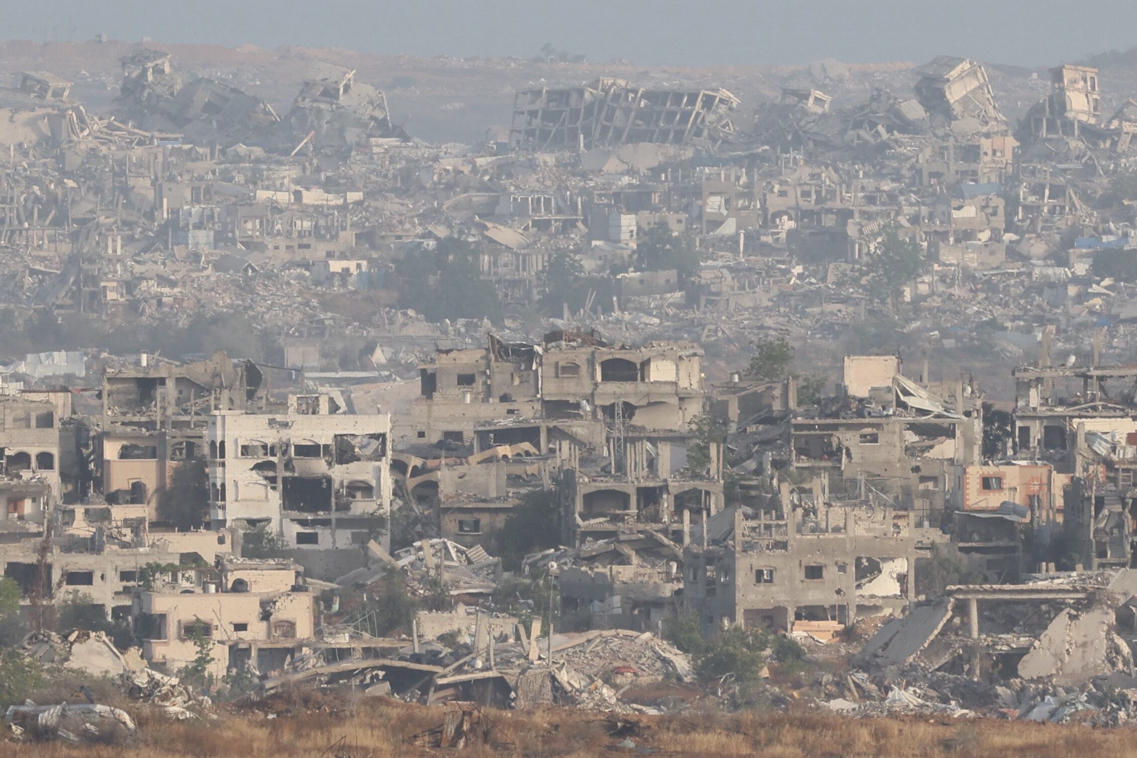 FOTODELDIA Franja de Gaza (Palestina), 19/05/2025.- Vista de los edificios en ruina de la Franja de Gaza este lunes. Al menos 17 personas murieron en los ataques de Israel contra la Franja de Gaza desde la madrugada, recogen medios palestinos y la cadena catarí Al Jazeera, mientras el Ejército israelí intensifica su ofensiva contra el enclave. EFE/ Abir Sultan