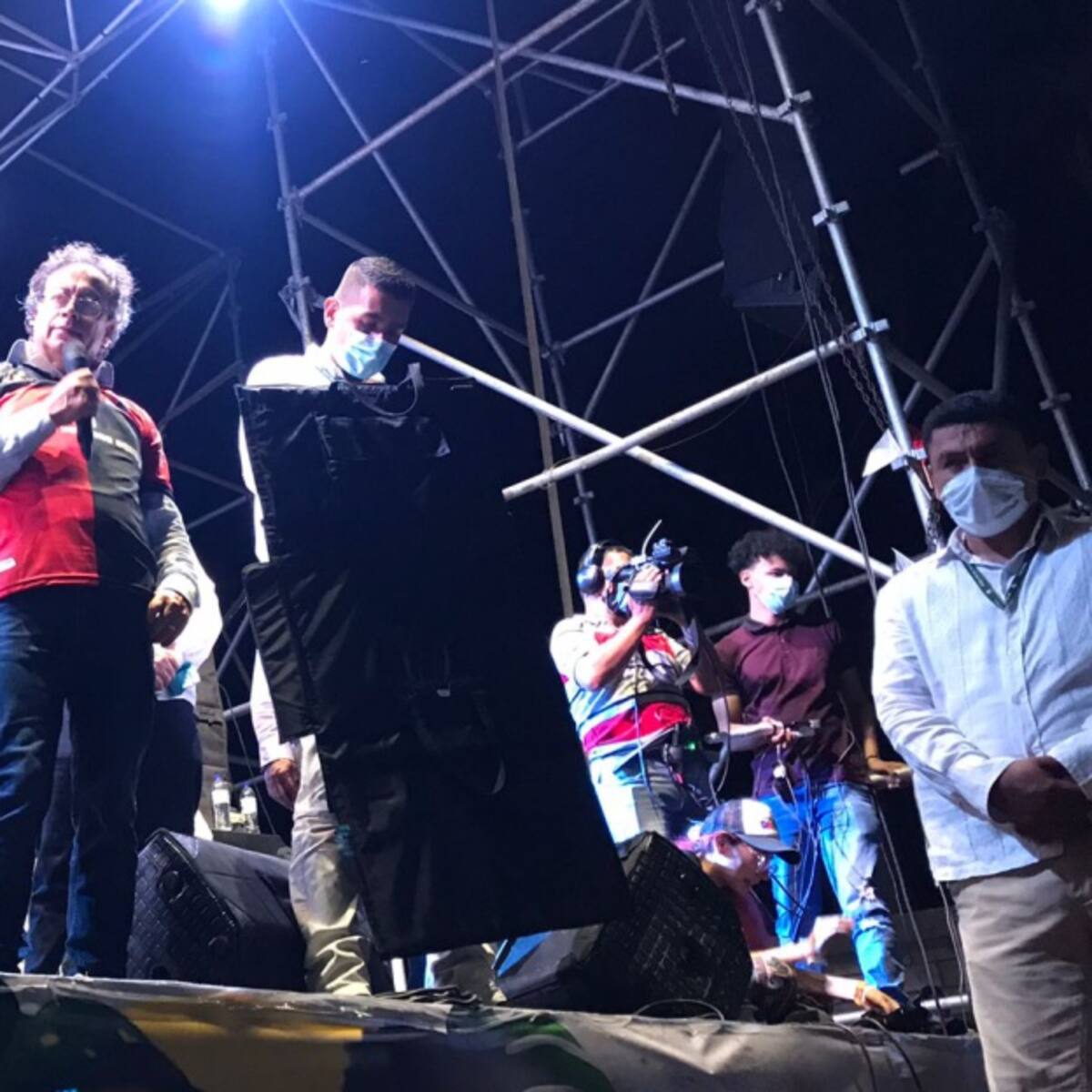 Con escudos protectores Petro se presentó en acto público en Cúcuta