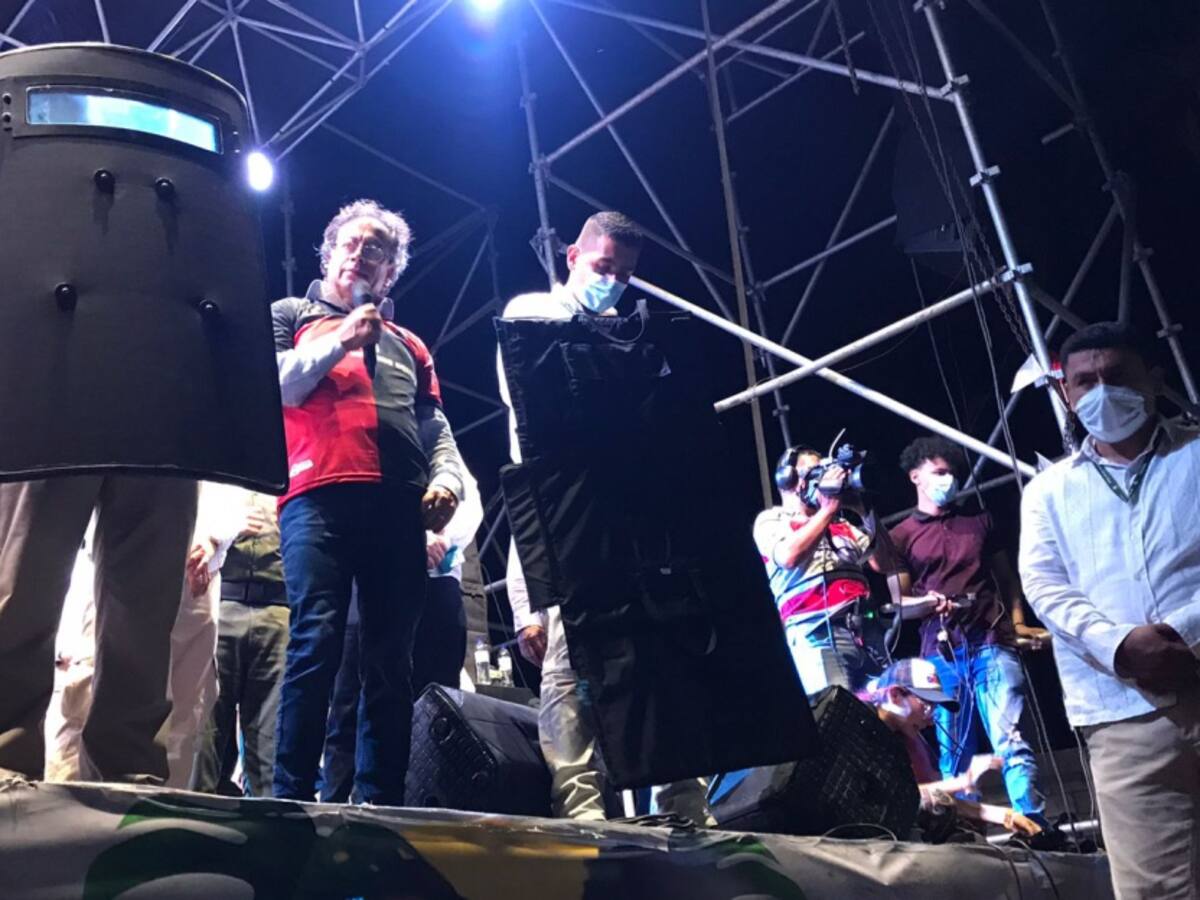 Con escudos protectores Petro se presentó en acto público en Cúcuta