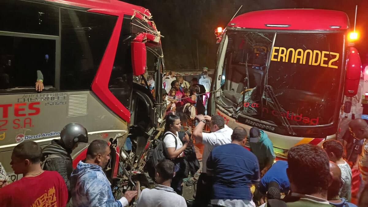 12 lesionados dejó el choque de dos buses de transporte público en Santafé de Antioquia