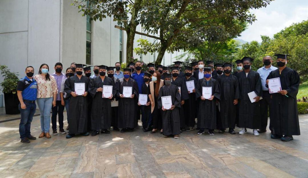 Personas en reincorporación se gradúan en mecánica de motos