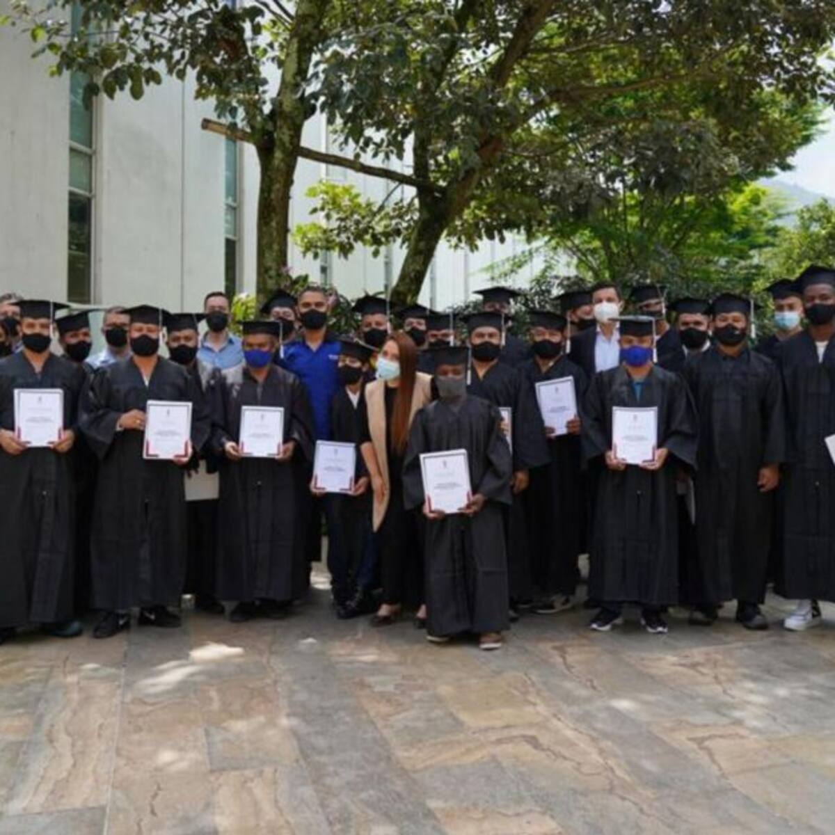 Personas en reincorporación se gradúan en mecánica de motos