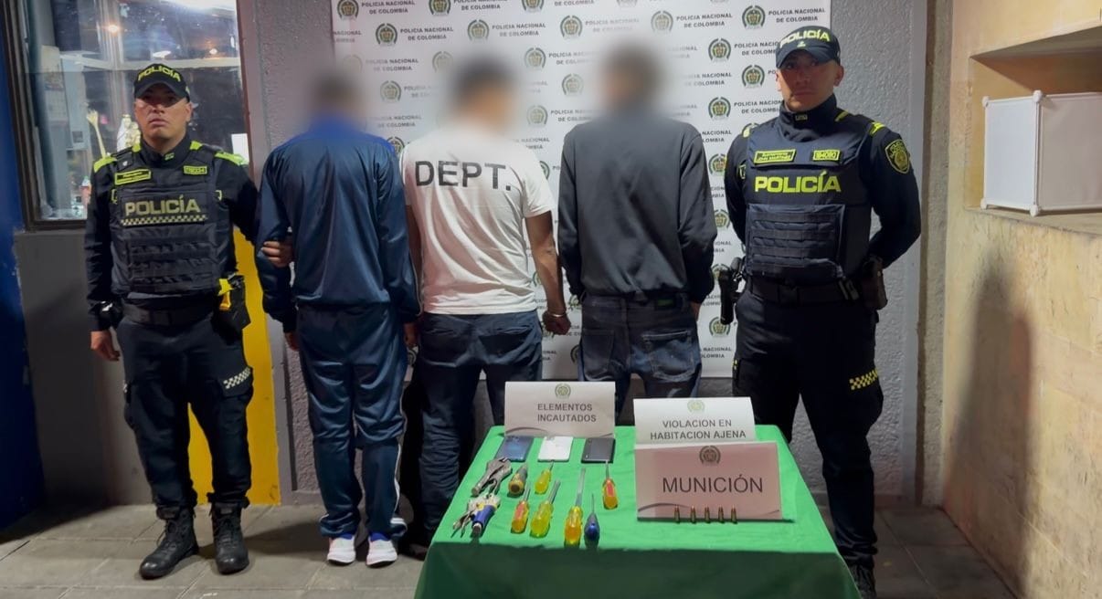 Delincuentes que violentaban cerraduras de viviendas para robarlas en Bogotá fueron capturados. Foto: Policía de Bogotá.