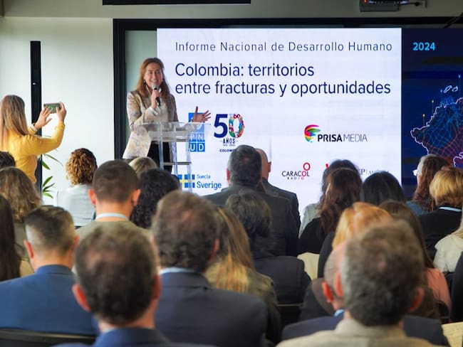 La presentación del informe 'Colombia: territorios entre fracturas y oportunidades' permitió actualizar la información sobre el Índice de Desarrollo Humano nacional después de una década. | Foto: Prisa Media