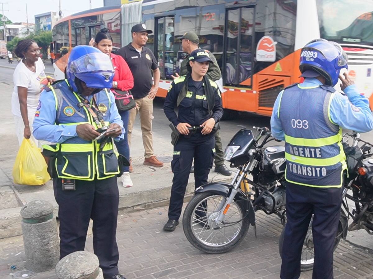 30 motocicletas inmovilizadas por transitar en carril exclusivo de Transcaribe