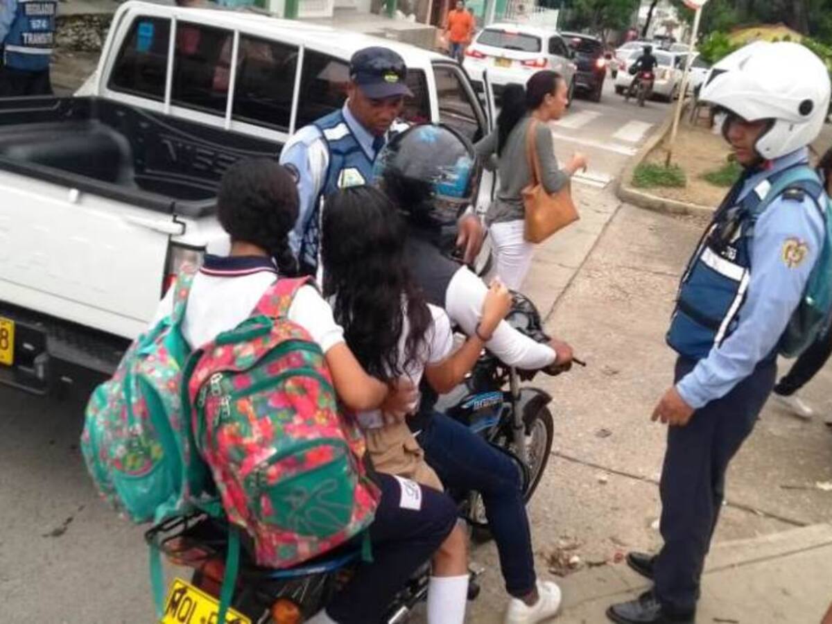 10 motociclistas son sancionados a diario en Cartagena por llevar niños