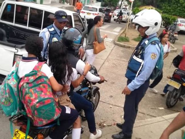 10 motociclistas son sancionados a diario en Cartagena por llevar niños