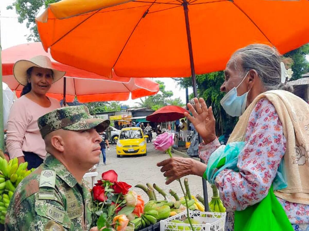 Emotiva serenata del Ejército a las madres trabajadoras de la plaza de mercado de Mocoa