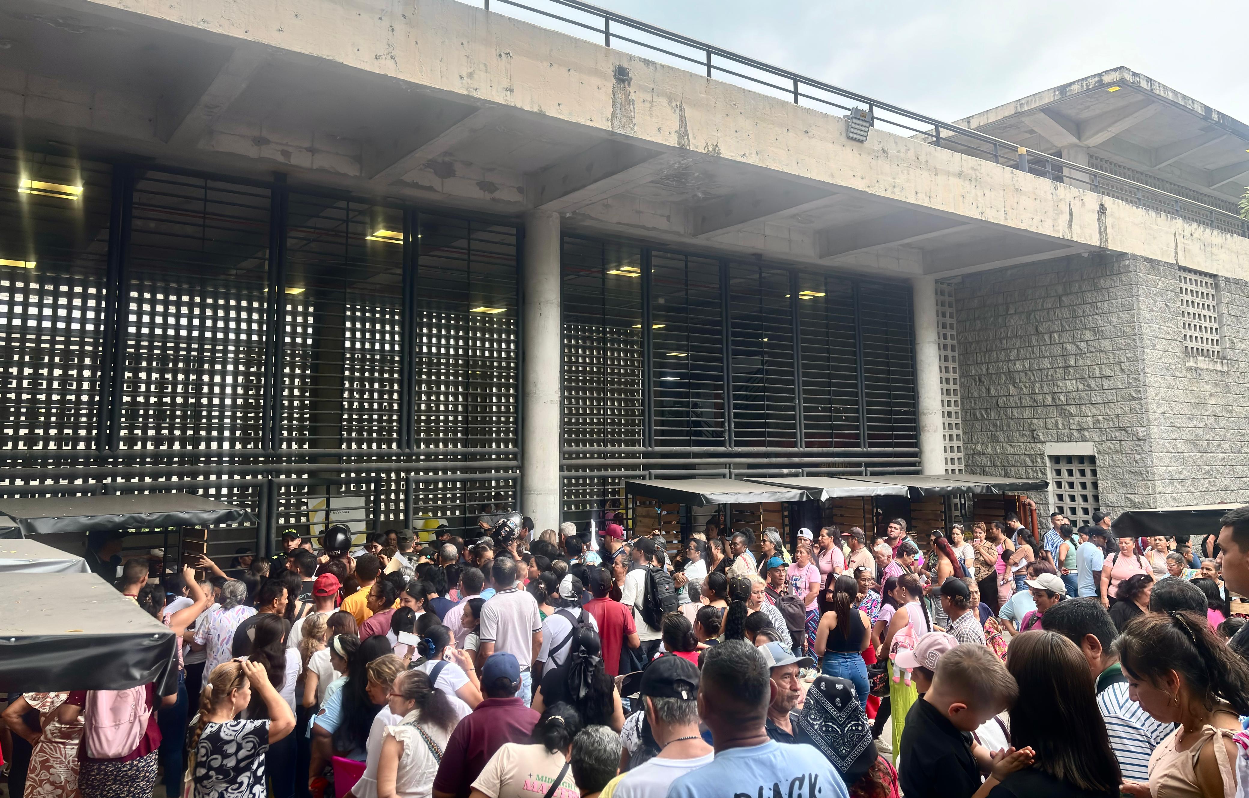 Asistencia masiva a la jornada de atención a víctimas del conflicto en Neiva. Foto Caracol Radio Neiva