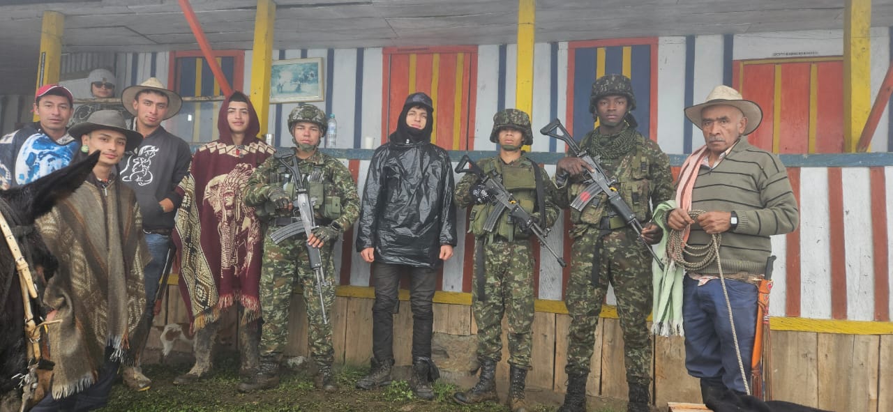 De plástico negro, Daniel Jaramillo, turista rescatado en Salento, Quindío. Foto: Cortesía Octava Brigada del Ejército