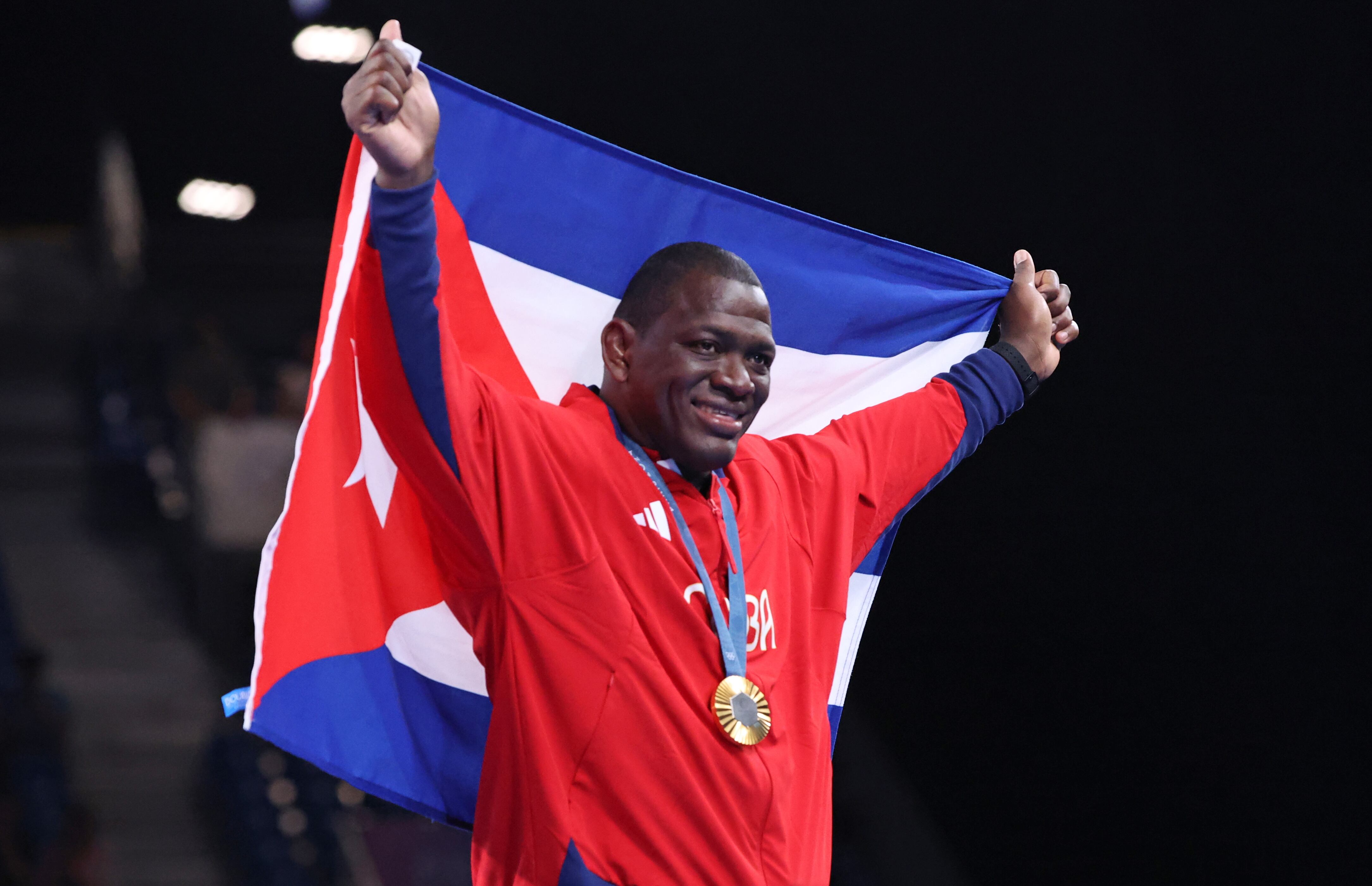 Paris (France), 06/08/2024.- Gold medalist Mijain Lopez Nunez of Cuba celebrates with his medal during award ceremony for the Men Greco-Roman 130kg Wrestling competition in the Paris 2024 Olympic Games, at the South Paris Arena in Paris, France, 06 August 2024. (Francia) EFE/EPA/YAHYA ARHAB