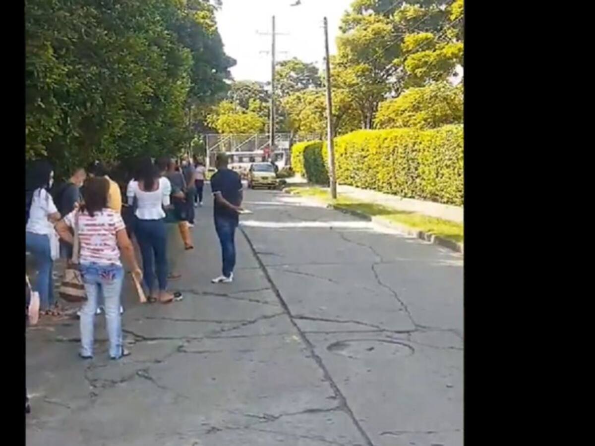 Padres se quejan porque colegios hacen matrícula presencial en un solo día