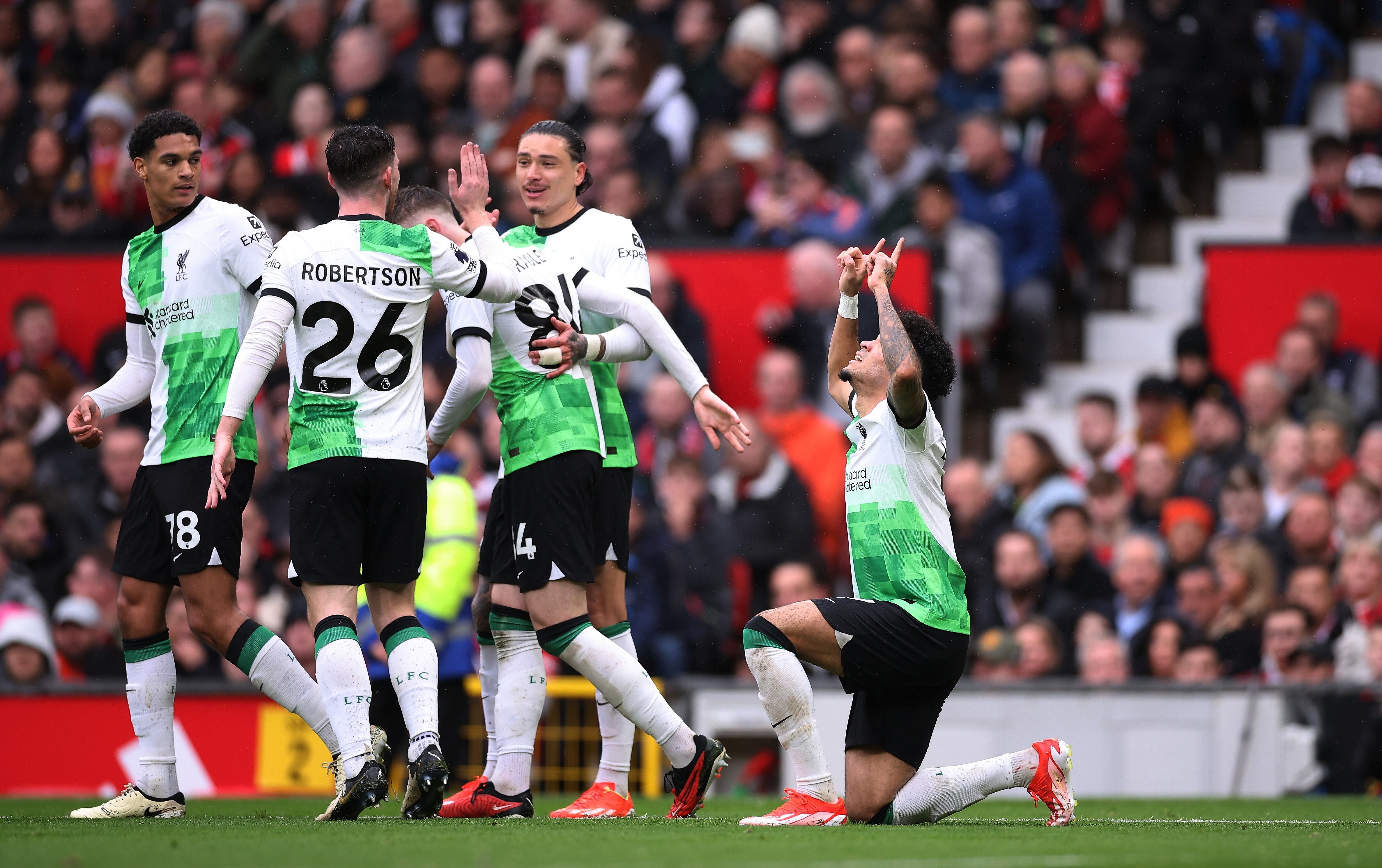 Manchester (United Kingdom), 07/04/2024.- Liverpool's Luis Diaz (R) celebrates with teammates after scoring the 0-1 goal during the English Premier League soccer match between Manchester United and Liverpool FC in Manchester, Britain, 07 April 2024. (Reino Unido) EFE/EPA/ADAM VAUGHAN EDITORIAL USE ONLY. No use with unauthorized audio, video, data, fixture lists, club/league logos, 'live' services or NFTs. Online in-match use limited to 120 images, no video emulation. No use in betting, games or single club/league/player publications.