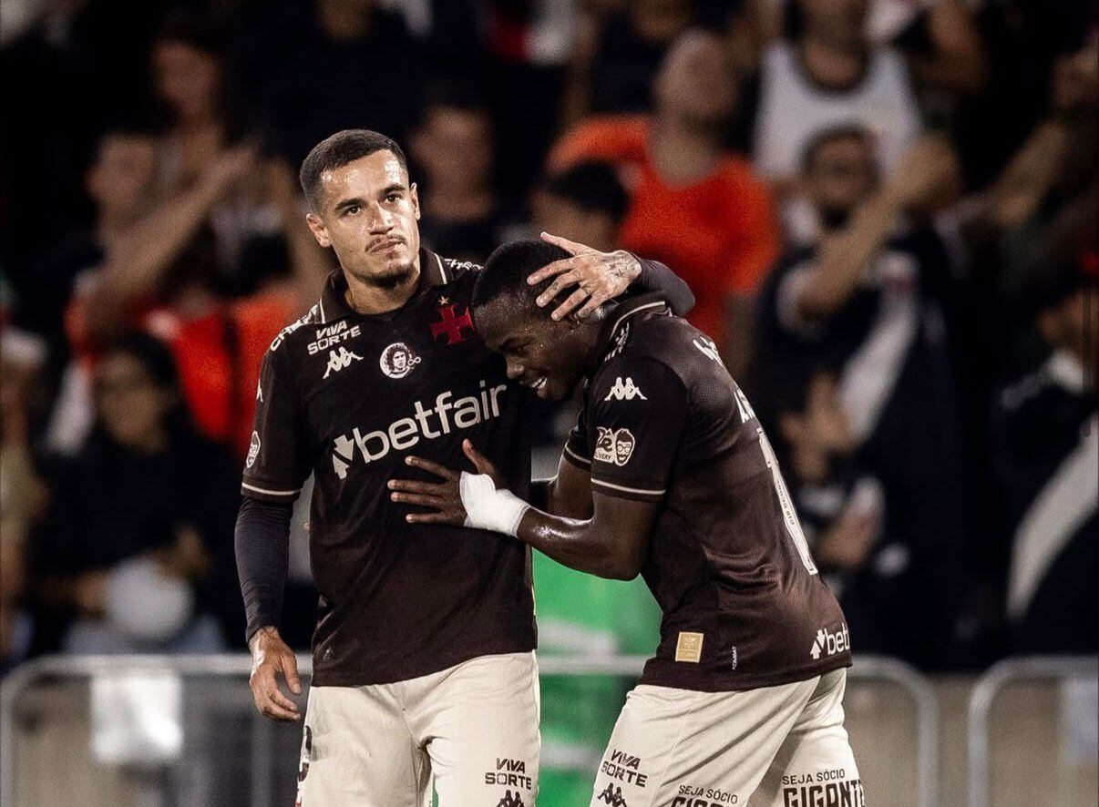 Philippe Coutinho y Carlos Andrés Gómez celebran un gol con el Vasco Da Gama / Instagram: Carlos Gómez.