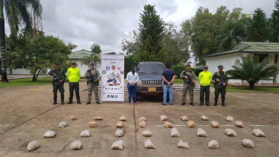 La pasta base de coca estaba siendo transportada por los dos ocupantes hacia un cristalizadero cercano. Foto: Policía Antinarcóticos