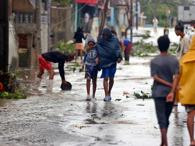 Personas caminan por una calle afectada por el paso del huracán Melissa, en Santiago de Cuba (Cuba).
EFE/ Ernesto Mastrascusa