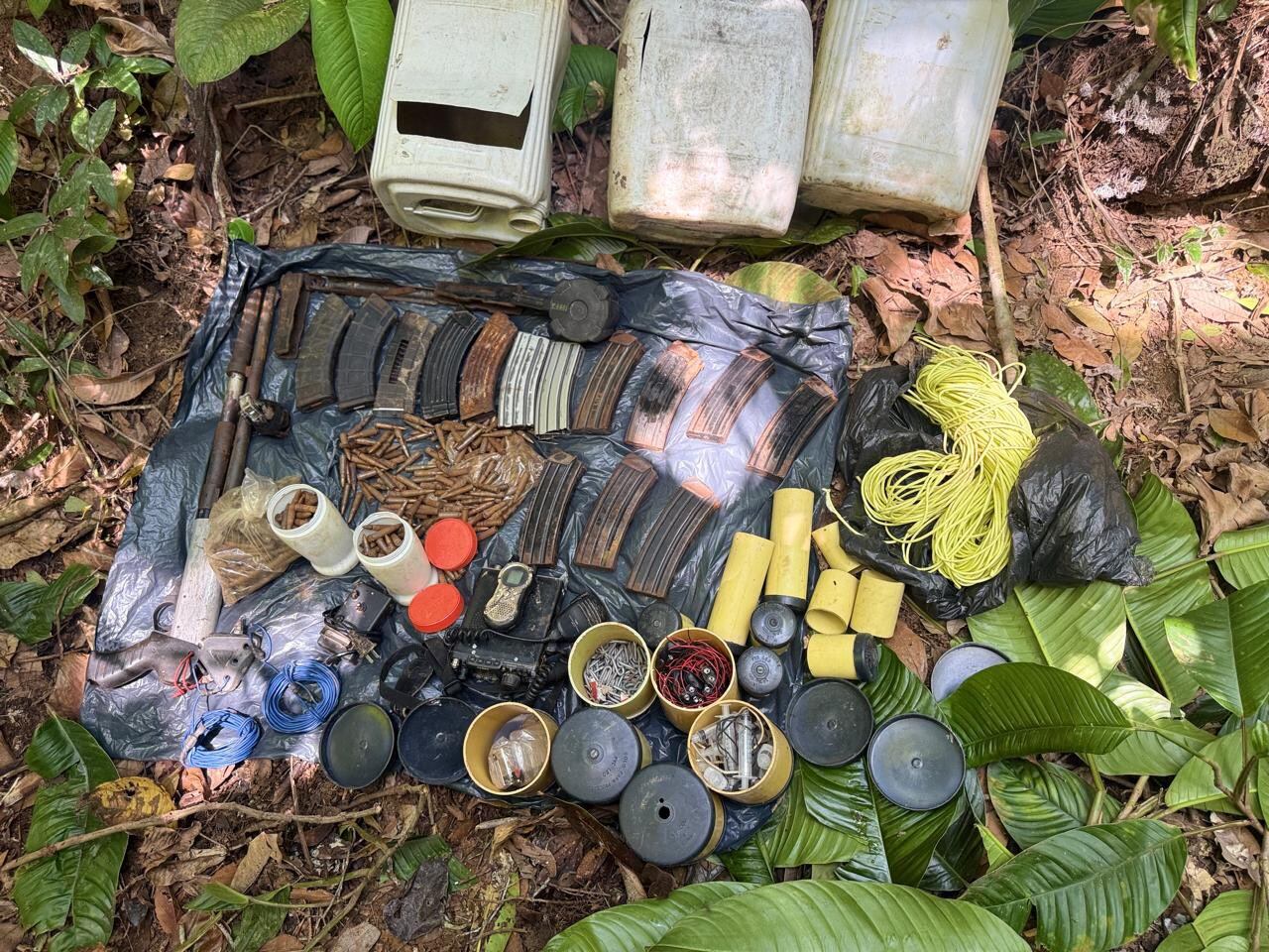 Arsenal de guerra del frente 4 de las disidencias Farc en Remedios, Antioquia. Foto: Séptima División.