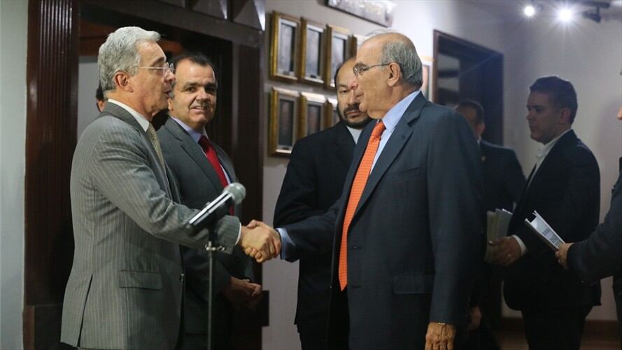 Álvaro Uribe Vélez, senador y Humberto de la Calle, jefe negociador del Gobierno. . Foto: (Colprensa - Juan Páez).