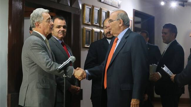 Álvaro Uribe Vélez, senador y Humberto de la Calle, jefe negociador del Gobierno. . Foto: (Colprensa - Juan Páez).