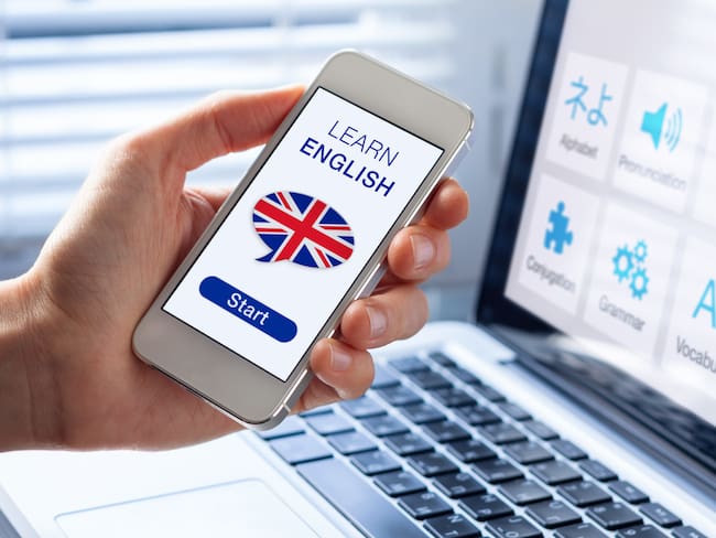 Celular con una aplicación para aprender inglés desde cualquier parte (Getty Images)