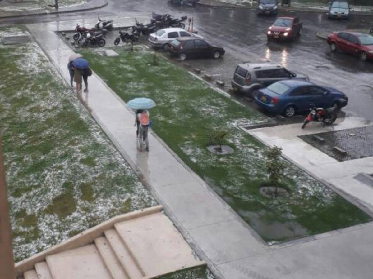 Nueva granizada causa problemas de movilidad en Bogotá
