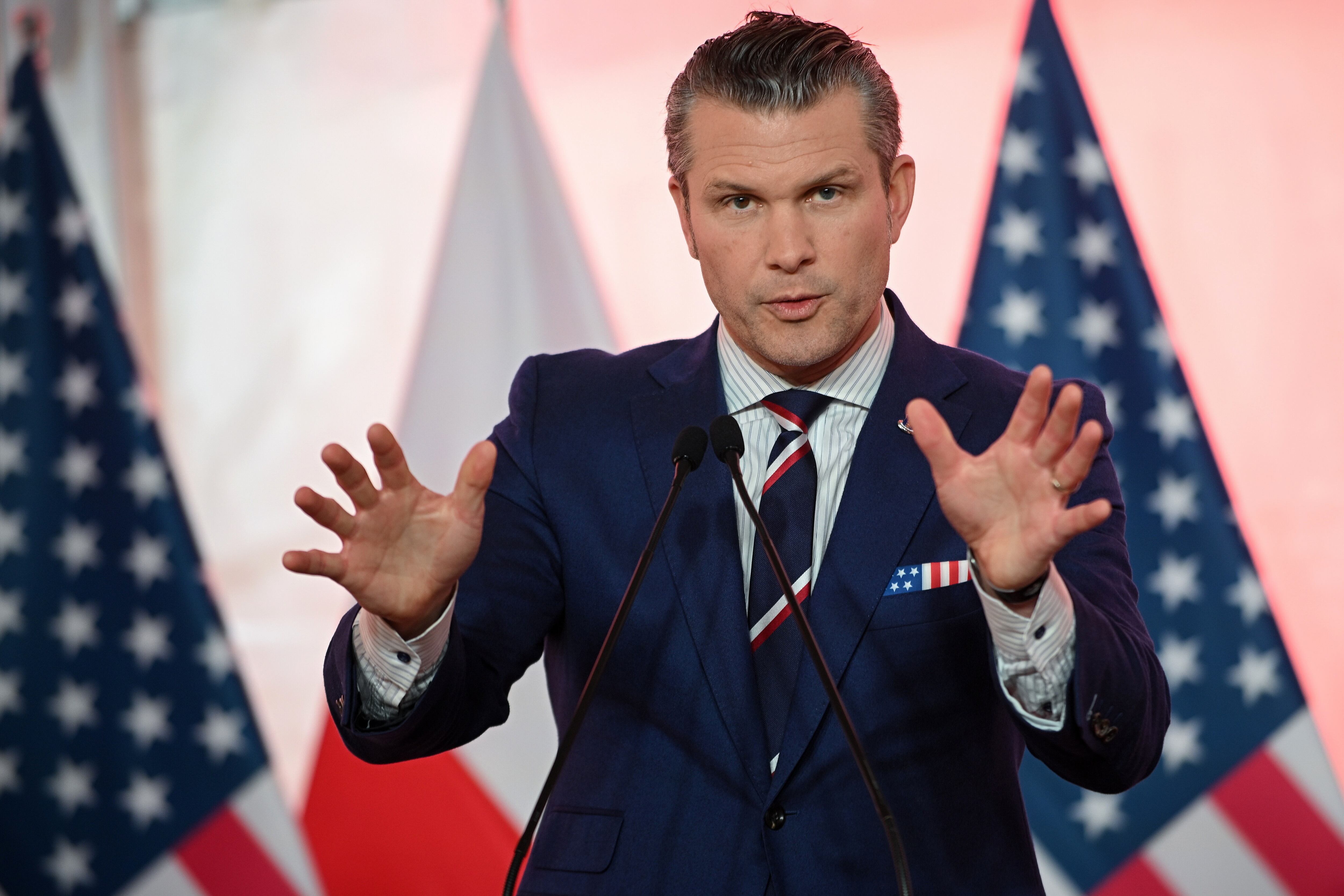 Warsaw (Poland), 14/02/2025.- US Secretary of Defence Pete Hegseth attends a joint press conference with the Polish defence minister after their meeting at the Defence Ministry headquarters in Warsaw, Poland, 14 February 2025. (Polonia, Varsovia) EFE/EPA/Marcin Obara POLAND OUT