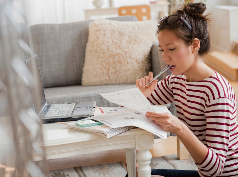 Persona haciendo cuentas con su computador con cara preocupada (Getty Images)